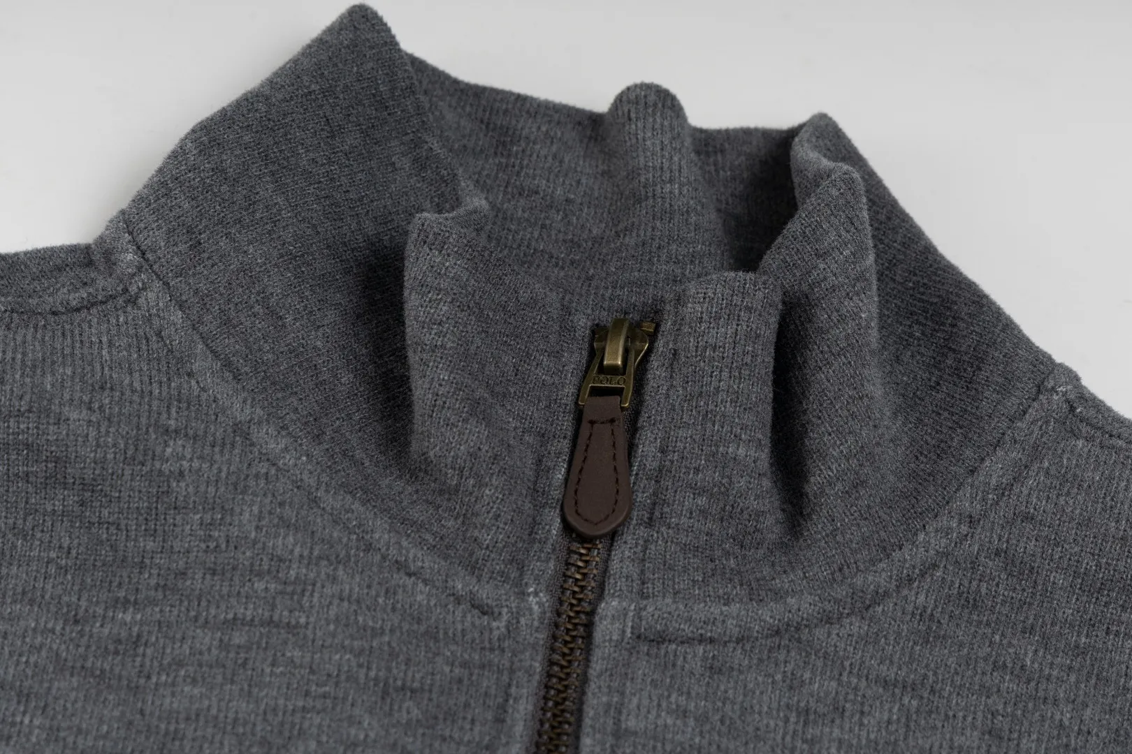 P230 #R97 Ralph lauren twelve-color embroidered pony logo half-zip high-neck long-sleeved knitted sweatshirt. The same style for men and women. The new half-zip sweatshirt for couples to wear in autumn is here! This kind of sweatshirt is really popular this year, even more popular than the hooded sweatshirt. Open the zipper and it can be used as a large lapel, which makes it more fashionable. The color of the classic design of the little war horse on the chest is matched with the embroidery. The simple zipper design echoes the brand logo, so you don’t need to match too much. The sweater version is loose enough! The fabric is custom-woven and dyed 100 cotton. 320g high gram weight 100% cotton knitted cotton with a certain thickness. The fabric is soft and comfortable, and the three-dimensional fabric is full of texture. The stitching is three needles and five threads, which is beautiful and strong. The pattern is also good. Although it is loose, it does not look bulky! - It is not a popular color scheme on the street. The color is pure and highly recommended. The upper body has a particularly high rate of turning heads. Loose style. Big drop shoulder OS style. Same style for men and women. Couple wear. Versatile and practical! Color: Gray, navy, khaki, green label, oatmeal brown label, apricot, black, army green, burgundy, pink, dark gray, light blue, white. Size: S M L XL Length: 70/72/74/76 Bust: 53.5/55.5/57.5/58.5 Shoulder width: 44/45/46/47 Sleeve length: 61/62/63/64